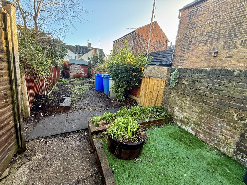 Lot: 100 - TERRACE HOUSE FOR IMPROVEMENT - Garden to rear
